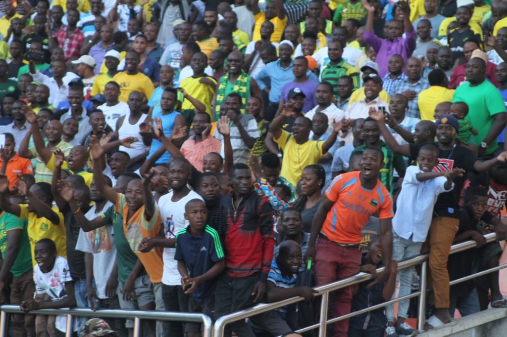 YANGA YAMWAGA MAWAKALA MIA UWANJA WA TAIFA KWA AJILI YA MASHABIKI