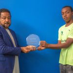 FEI TOTO AKABIDHIWA TUZO YA KUWA MCHEZAJI BORA KWA MSIMU NA SportPesa