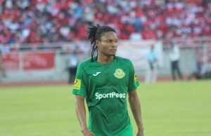 PAPY TSHISHIMBI ABAKIZA SIKU MBILI NDANI YA YANGA, VIONGOZI WASIMULIA NAMNA WANAVYOPAMBANA