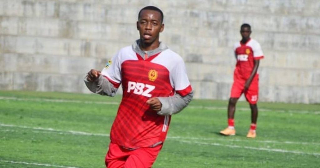 Kiungo wa Yanga SC Fei toto akiwa anaichezea JKU jana