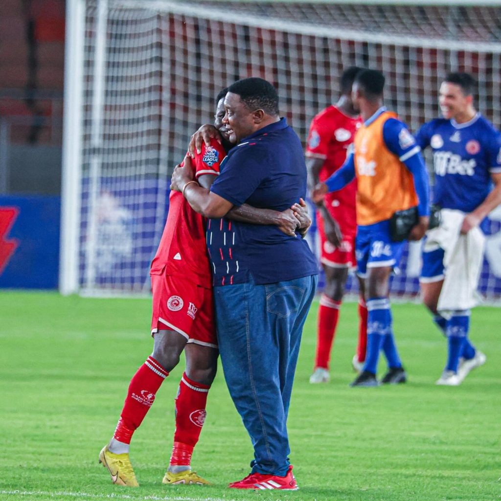 HAYA HAPA MAAJABU YA MGUNDA SIMBA...WAKONGWE WAMPIGIA SALUTI
