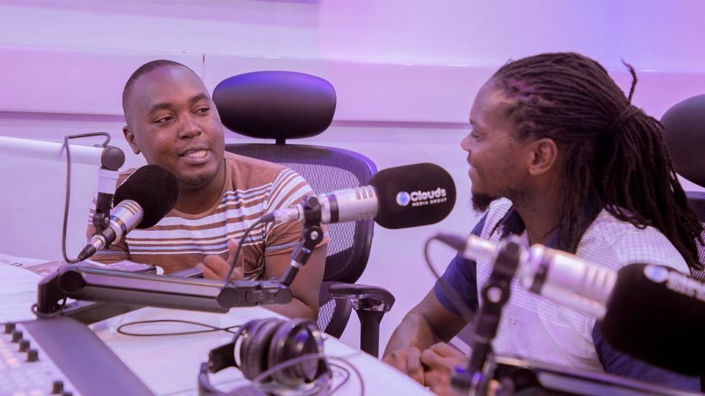 MCHAMBUZI HUYU MKONGWE...AWAVAA MAREFA LIGI KIUU...WANAAPIMWA MACHO?