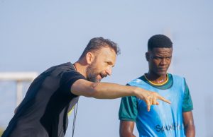 HAYA HAPA MAAJABU YA KOCHA MPYA HUKO YANGA….MASTAA WAFICHUA WANAYOFANYIWA…. Habari za Yanga leo