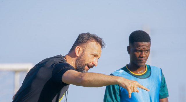 HAYA HAPA MAAJABU YA KOCHA MPYA HUKO YANGA….MASTAA WAFICHUA WANAYOFANYIWA…. Habari za Yanga leo