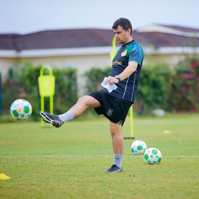 KWA MIFUMO HII 3 YA KIMAFIA YA KOCHA MPYA YANGA….KUNA TIMU ITAKULA TENA 5ππ… Kocha Mpya Yanga Pedro