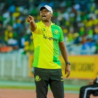 Cedric Kaze akiwa katika majukumu ya ukocha
