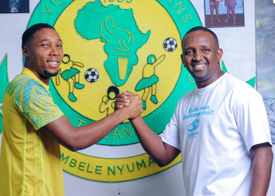 Clement Mzize akiwa kwenye tukio la mkataba na Yanga SC
