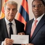 Waziri Paul Makonda akipokea barua ya rambirambi kutoka kwa Rais wa FC Barcelona, Joan Laporta kwa ajili ya Rais Samia.