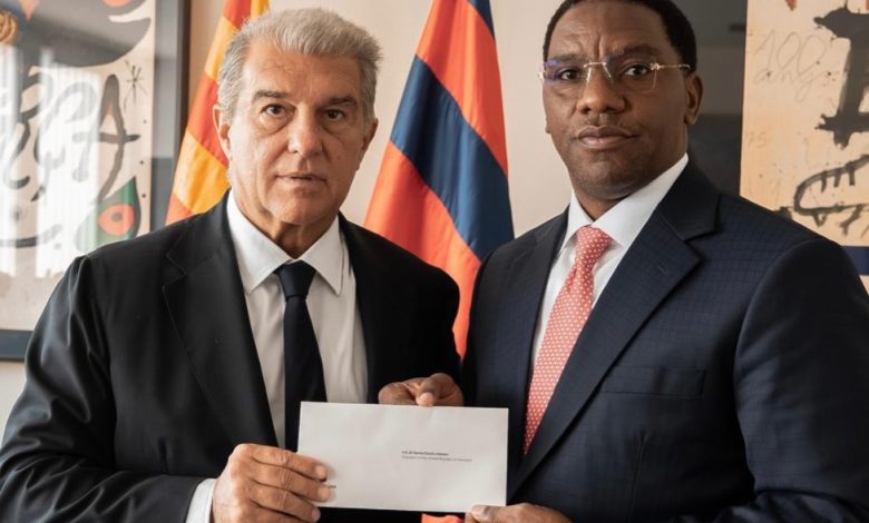 Waziri Paul Makonda akipokea barua ya rambirambi kutoka kwa Rais wa FC Barcelona, Joan Laporta kwa ajili ya Rais Samia.