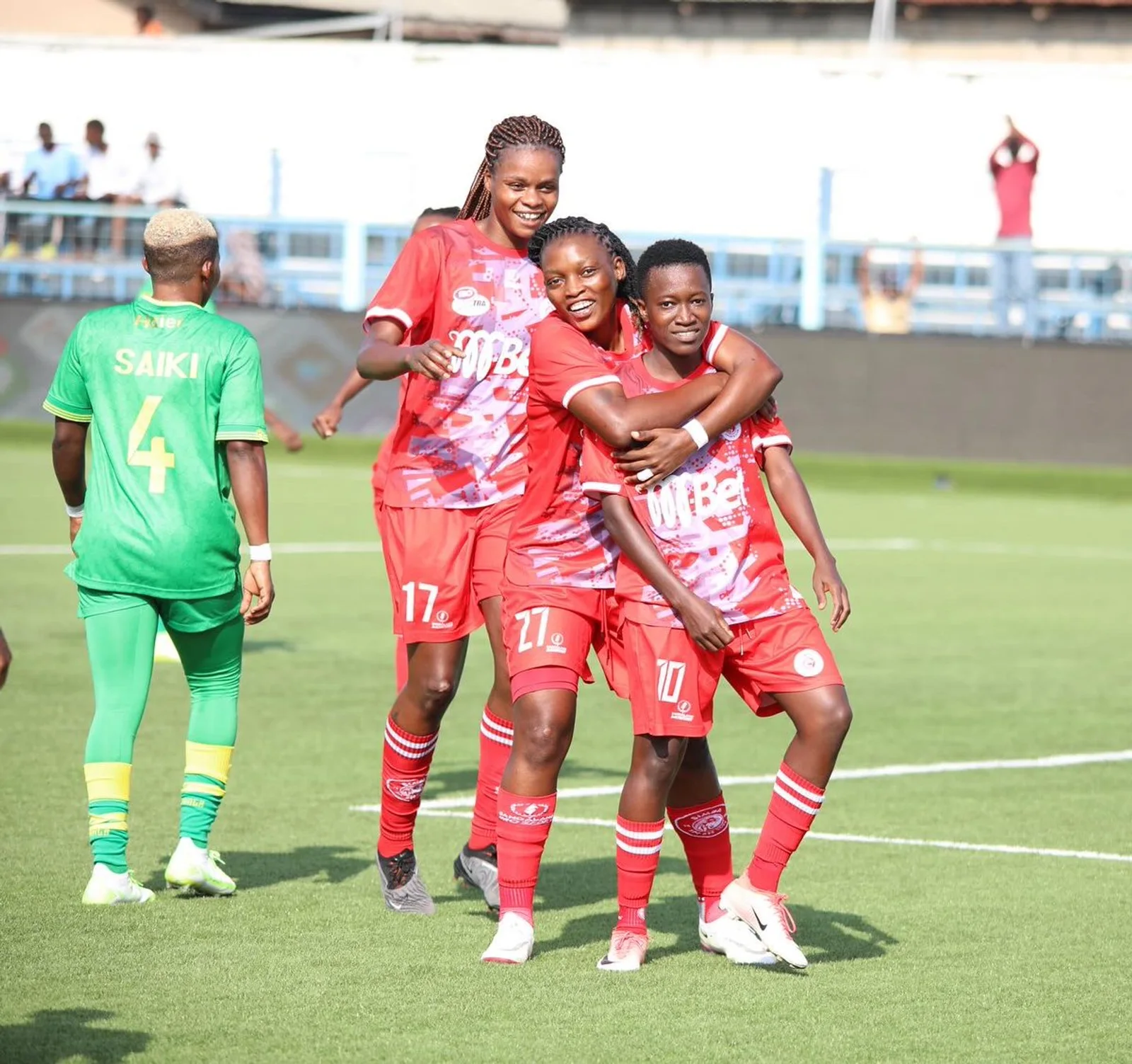 Wachezaji wa Simba Queens wakishangilia katika mchezo dhidi ya Yanga Princess