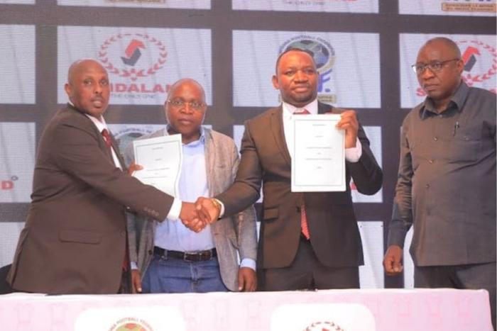 Wawakilishi wa TFF na Sandaland wakati wa kusaini mkataba wa jezi za timu za taifa