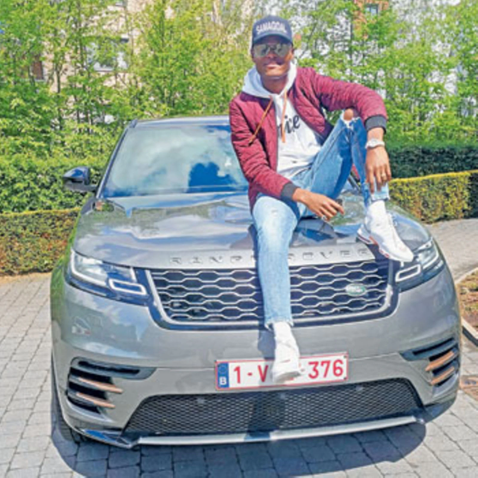 Mbwana Samatta akiwa juu ya Range Rover yake nchini Ubelgiji