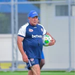 Kocha Mkuu wa Simba SC Steve Barker akisimamia mazoezi