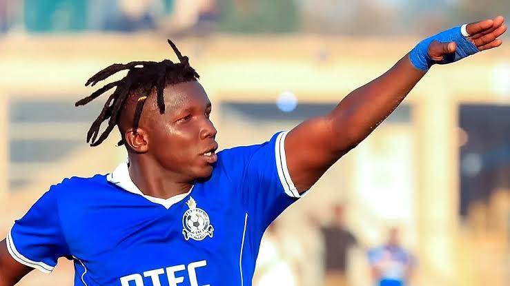 Anuary Jabir Atishaa! Kinara wa Mabao Ligi Kuu Atuma Onyo Kali kwa Simba na Yanga